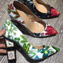 Load image into Gallery viewer, Women&#39;s Floral Print Design Classic Style Pumps